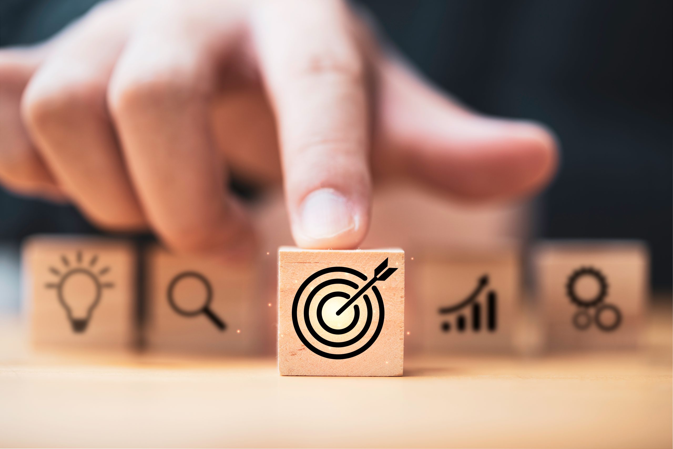 A hand holding a dice with an pinned arrow icon.